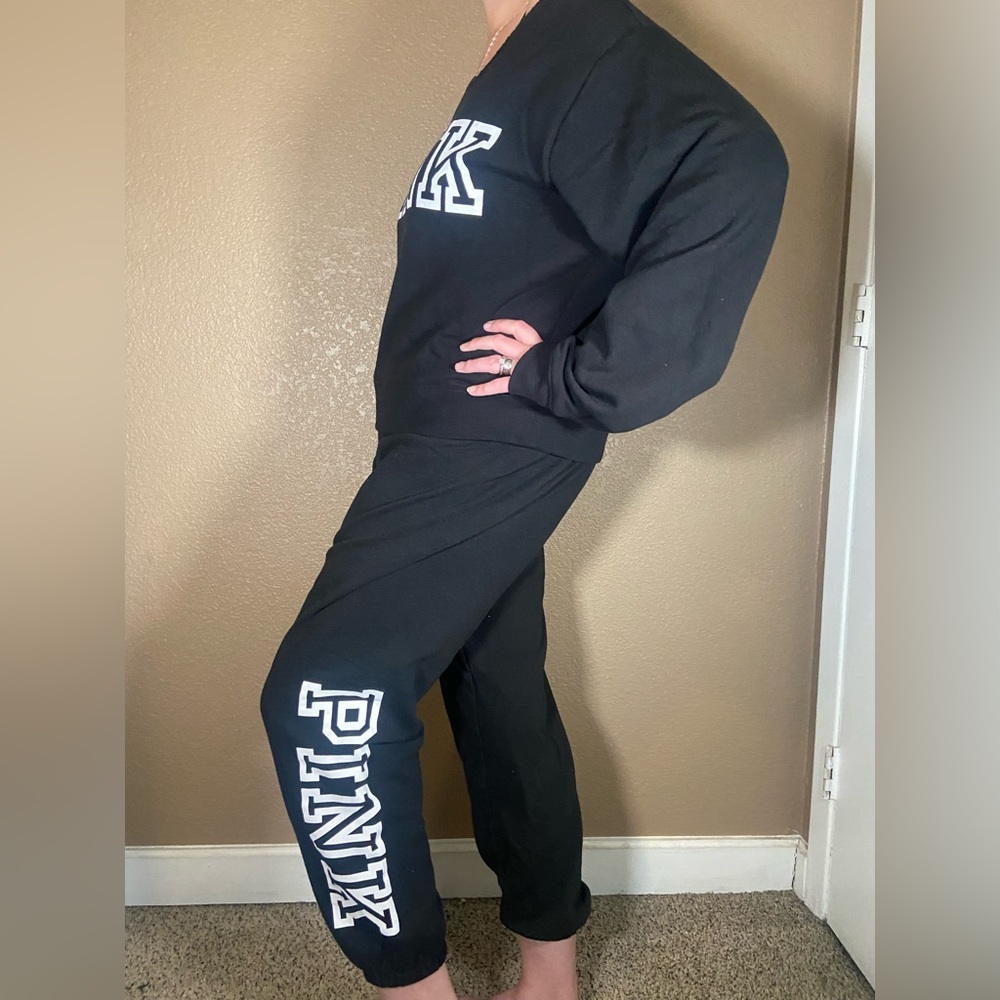 PINK FLEECE CROPPED SWEATSHIRT PAIRED WITH FLEECE EVERYDAY CLASSIC JOGGER SWEAT